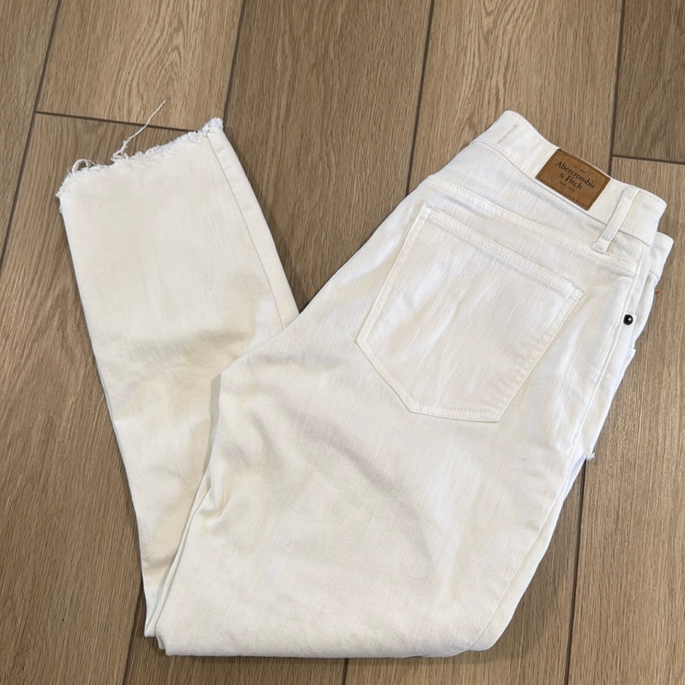 Abercrombie & Fitch A&F White Mom Jean Curve love size 29/8R Distressed Ankle